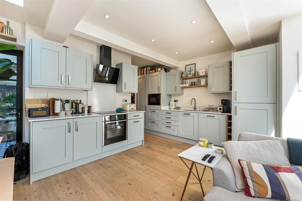 Property photo 2 of 11 Cowper Road, 41 -10.Jpg