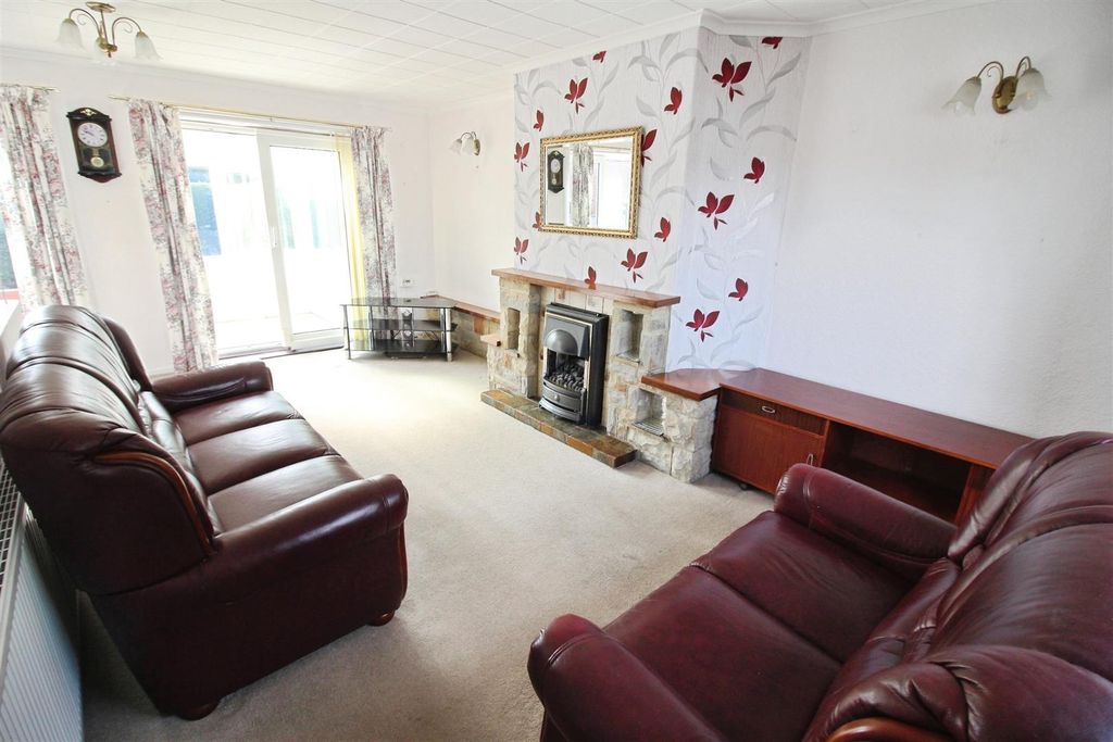 Property photo 3 of 19 Lounge