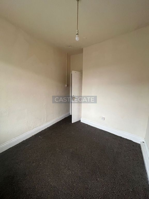 Property photo 3 of 7 Yews Hill Road, Thornton Lodge, Huddersfield, HD1 3Sa