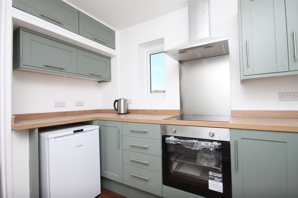 Property photo 3 of 10 Kitchen 2.Jpg