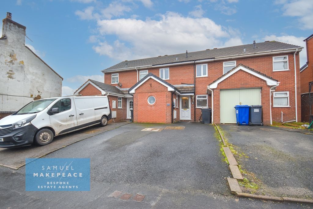 Property photo 1 of 21 Spacious Three Bedroom Town House With 2 Baths & Large Gardens