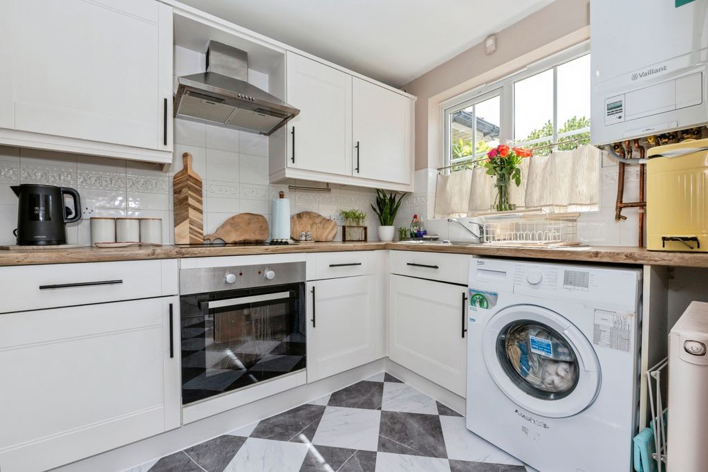 Property photo 3 of 16 Kitchen