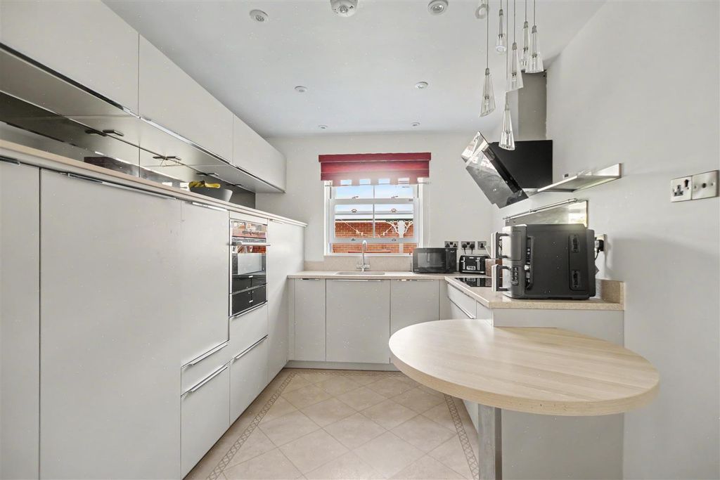 Property photo 3 of 23 Breakfast Kitchen