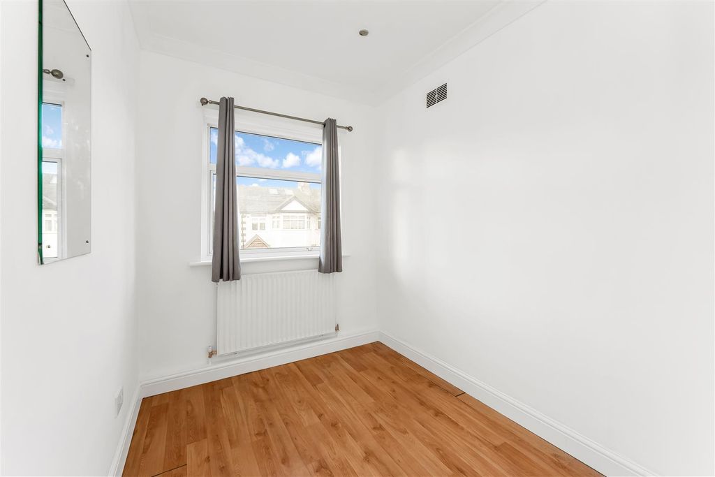 Property photo 2 of 20 46 Deynecourt Gardens-2.Jpg