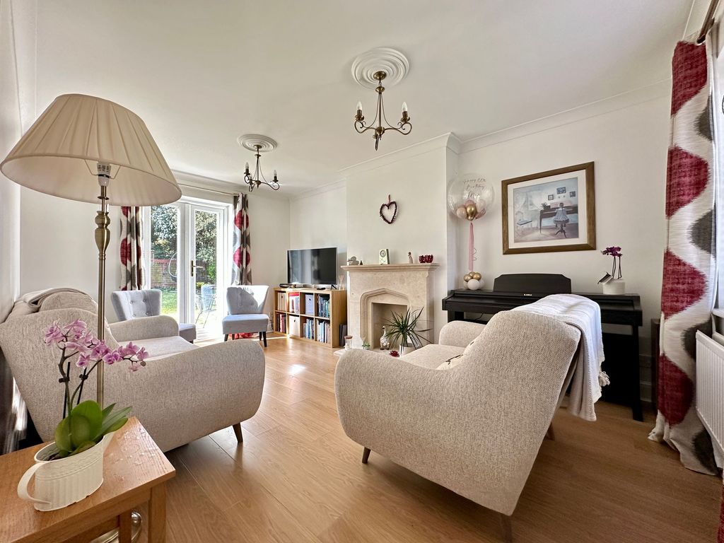 Property photo 2 of 17 Lounge