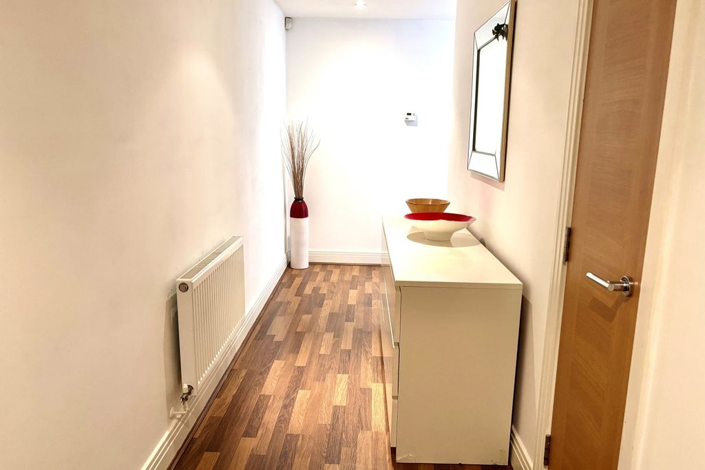 Property photo 3 of 10 Entrance Hall