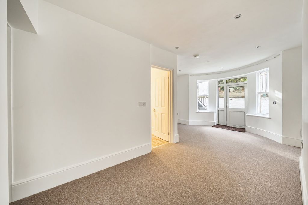 Property photo 2 of 18 Picture No. 17