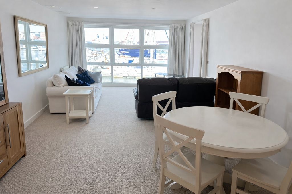 Property photo 3 of 7 Living Room