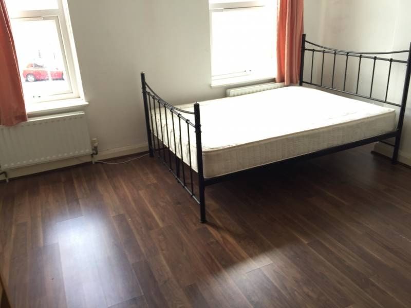 Property photo 1 of 8 Bright, Simply Furnished Double Bedroom With A Met...
