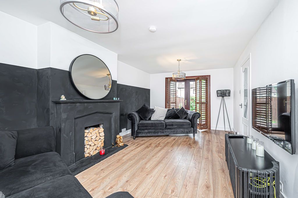Property photo 3 of 18 Lounge