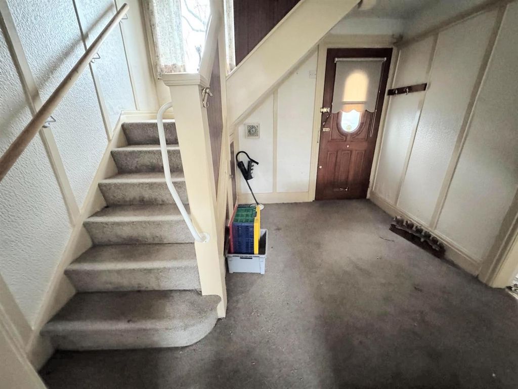 Property photo 2 of 19 Entrance Hall