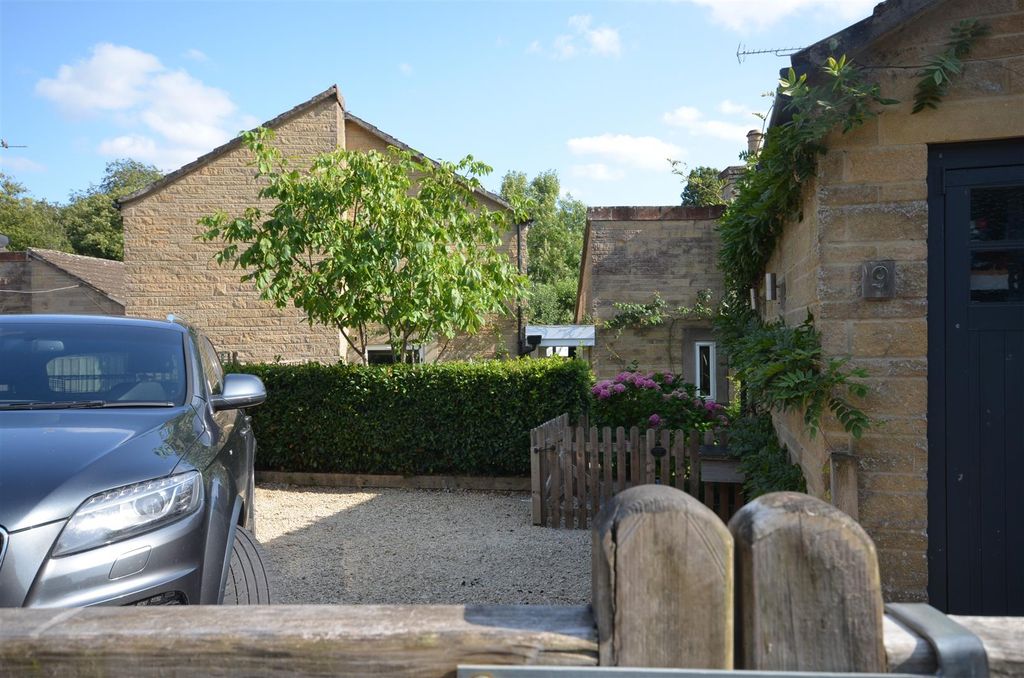 Property photo 1 of 7 Parking And Front