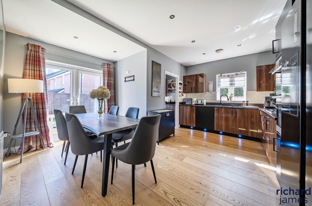 Property photo 3 of 19 A56E20Bc411142B288408Ed7E0B8E99d