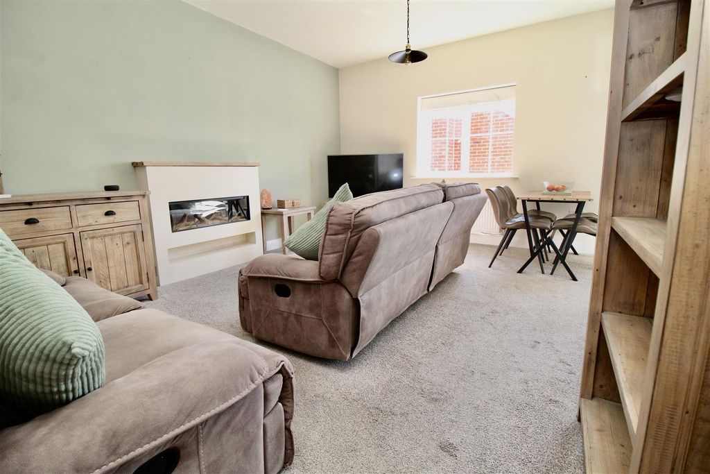 Property photo 2 of 32 Lounge