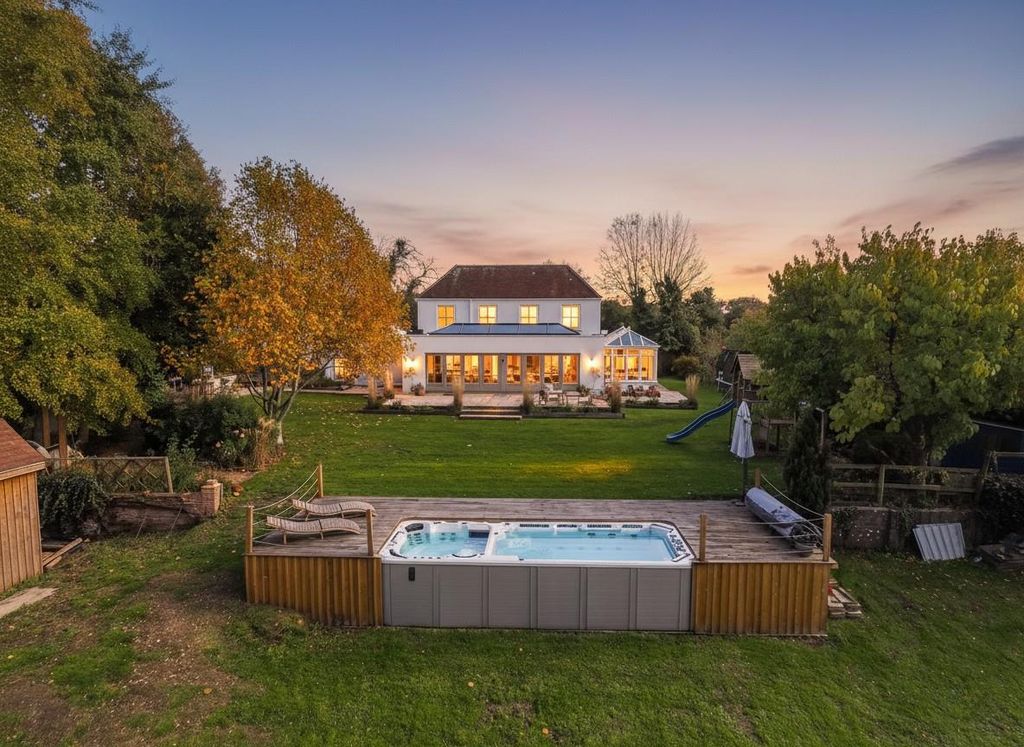 Property photo 1 of 38 Montague Cottage Twilight.Jpeg