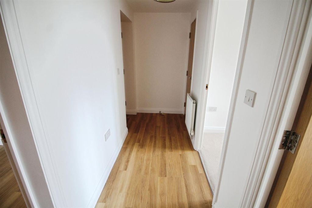 Property photo 2 of 11 Entrance Hall