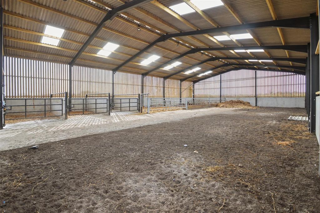 Property photo 3 of 8 Building