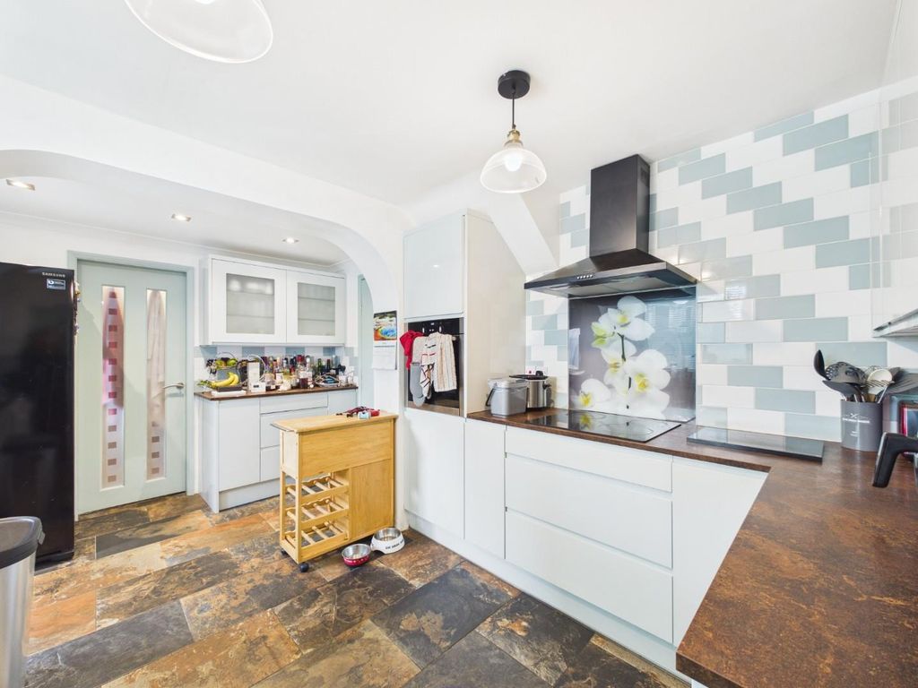 Property photo 3 of 17 Kitchen