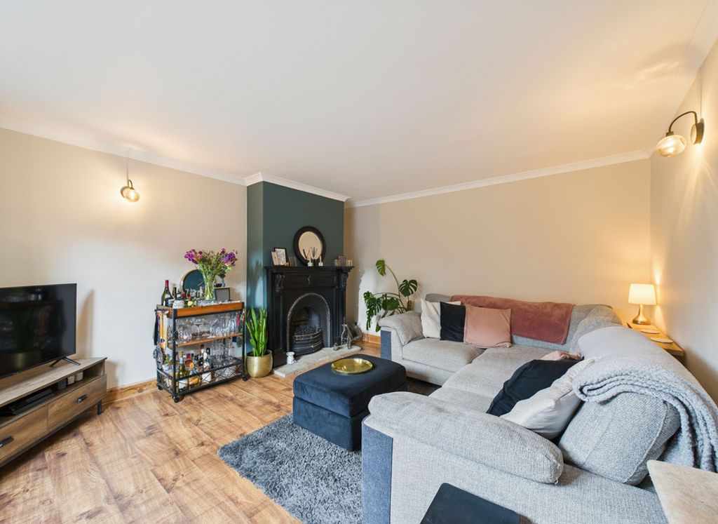 Property photo 2 of 18 Lounge