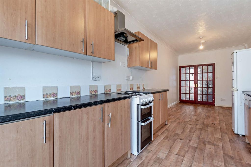 Property photo 2 of 12 8652290-Interior04-800.Jpg