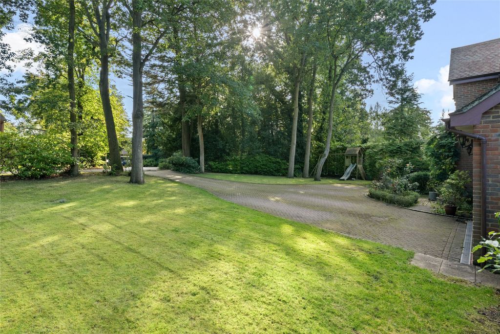 Property photo 2 of 19 Front Garden & Drive