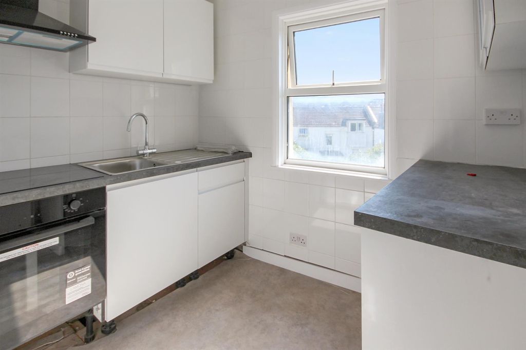 Property photo 3 of 6 Kitchen