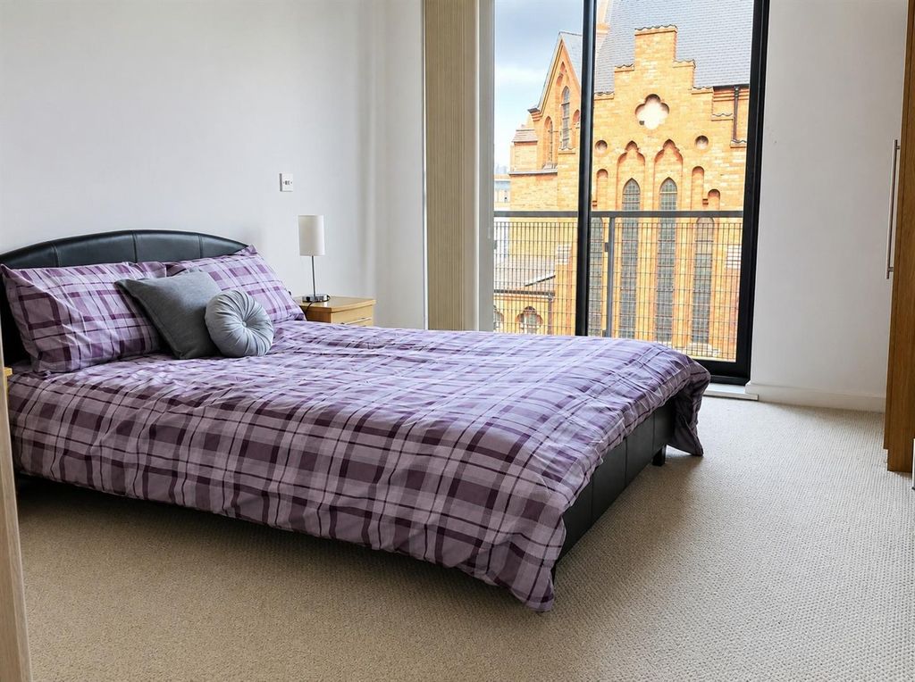 Property photo 2 of 5 Bed One Cw.Jpg