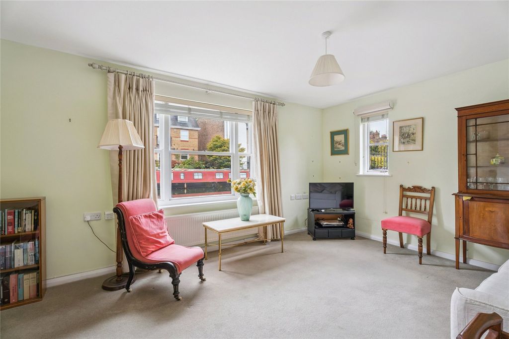 Property photo 3 of 18 Sitting Room