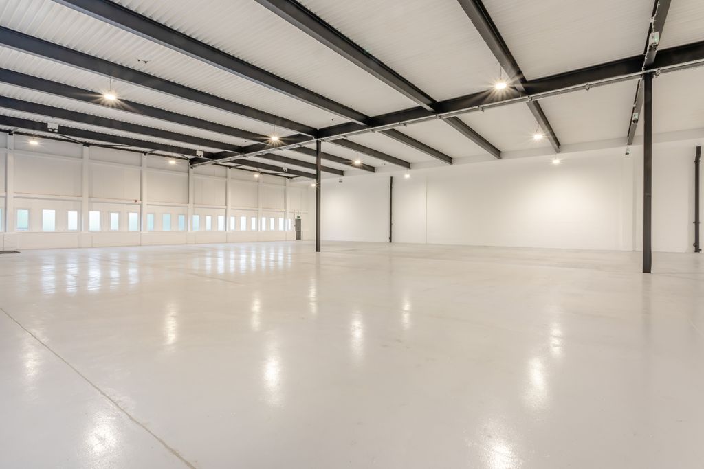 Property photo 3 of 13 8699133-Interior08-800