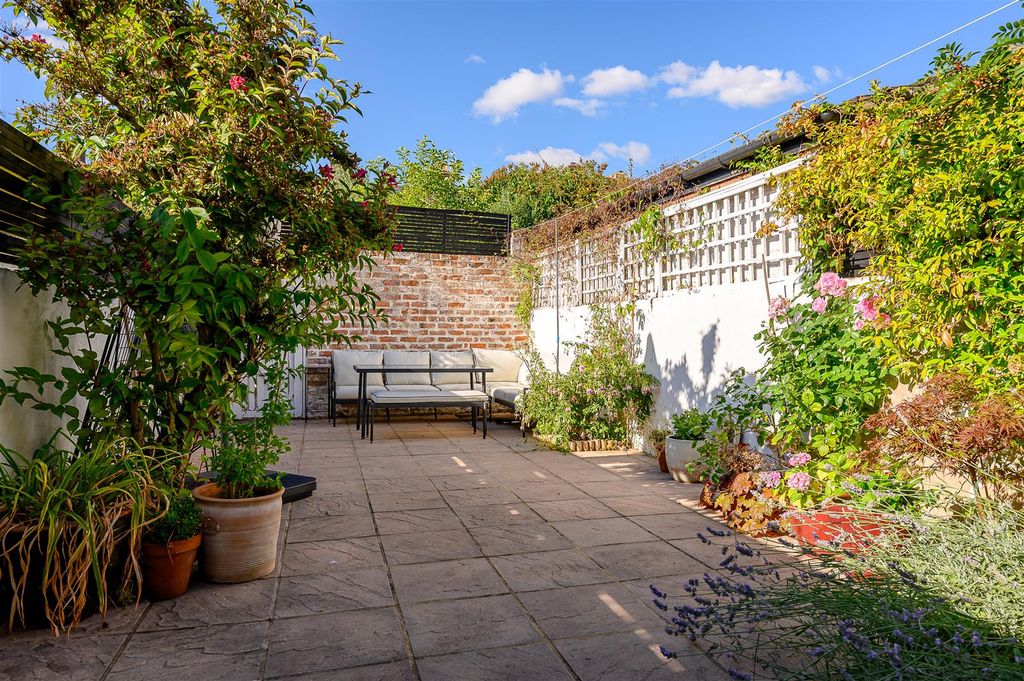 Property photo 2 of 18 Courtyard 1