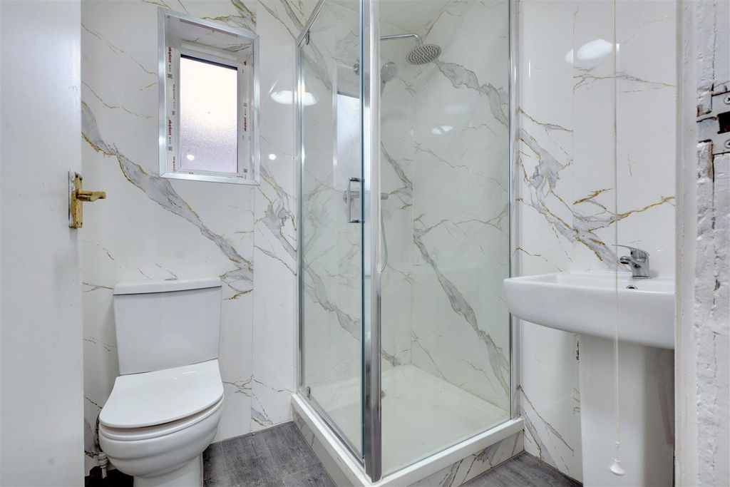 Property photo 2 of 12 10. Bathroom 3.Jpg