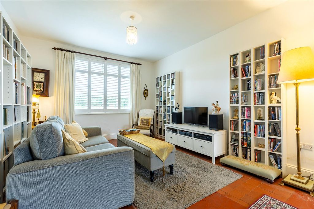 Property photo 3 of 24 Holmbury (30).Jpg