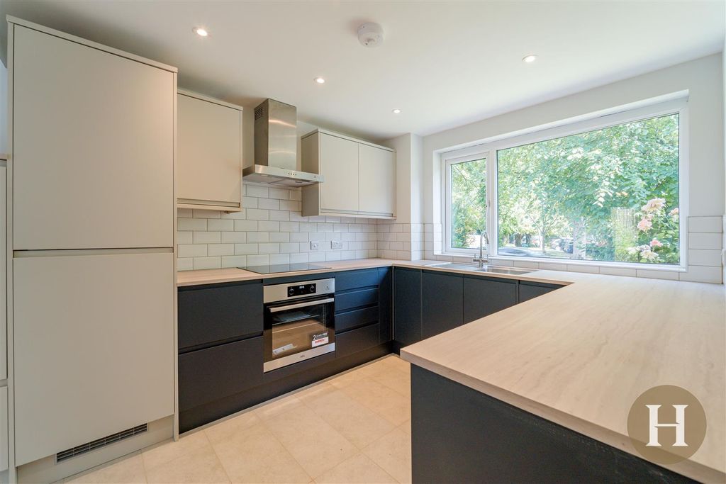 Property photo 2 of 28 Hadleigh Estate Agents-6.Jpg
