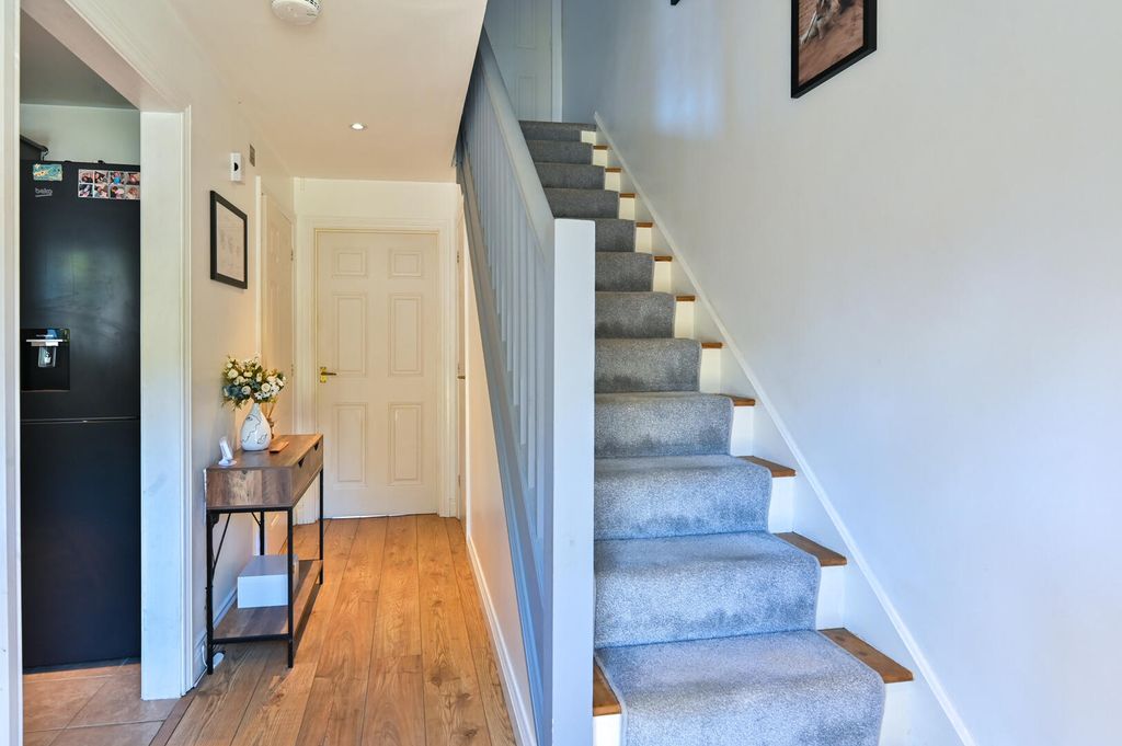 Property photo 2 of 18 Hallway