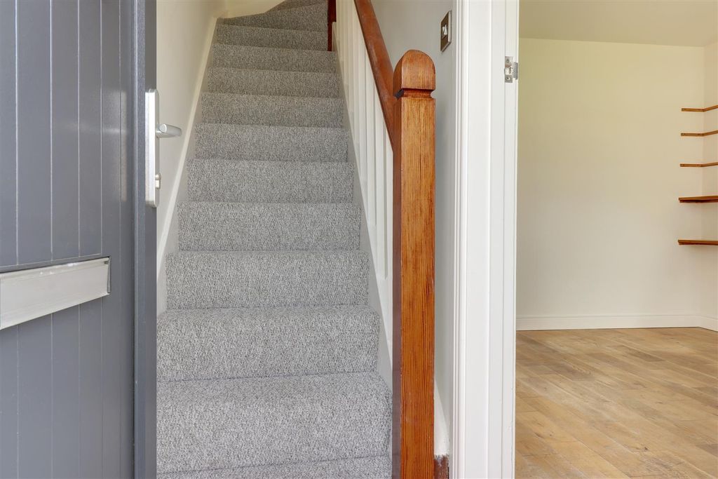 Property photo 2 of 15 Entrance Hall