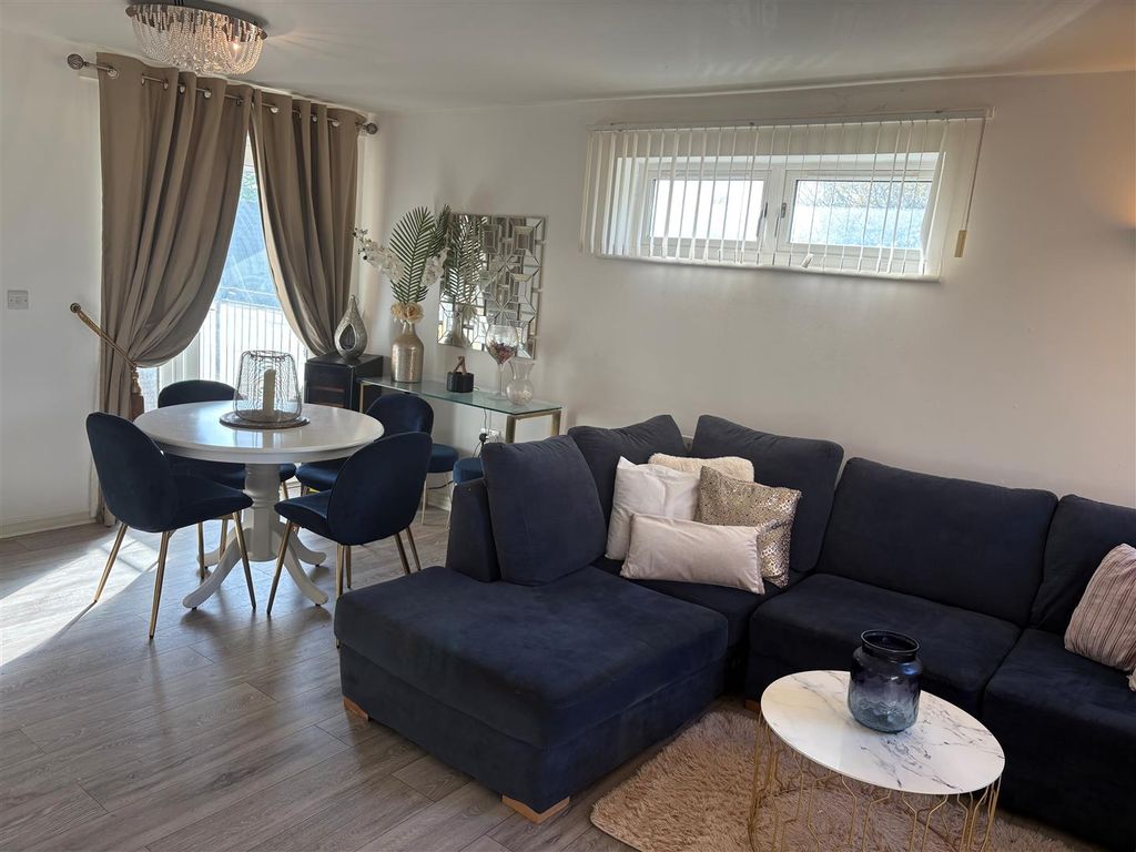 Property photo 2 of 16 Lounge