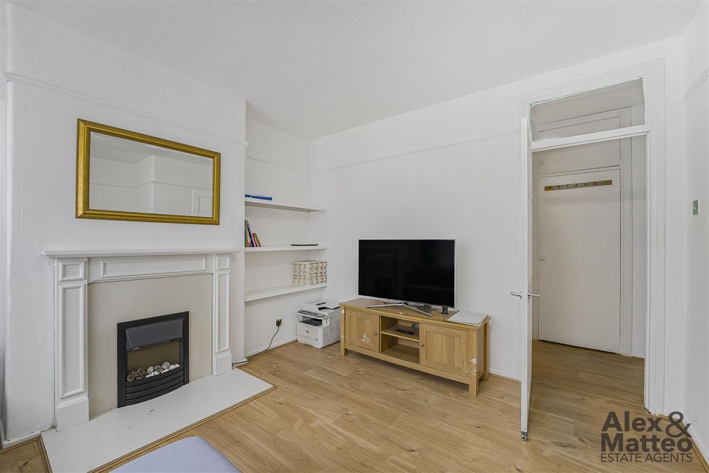 Property photo 3 of 18 Pynfold Estate