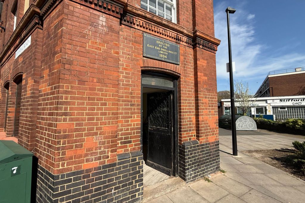 Property photo 3 of 12 21 Cressy House, Hannibal Road, Stepney Green, London E1 3Je