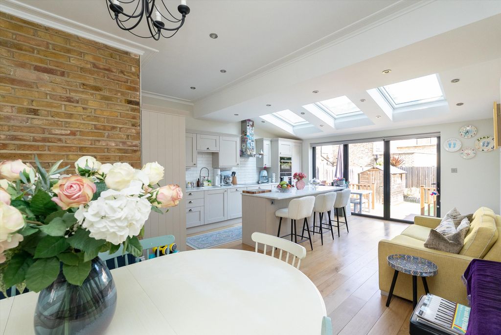 Property photo 2 of 18 Image