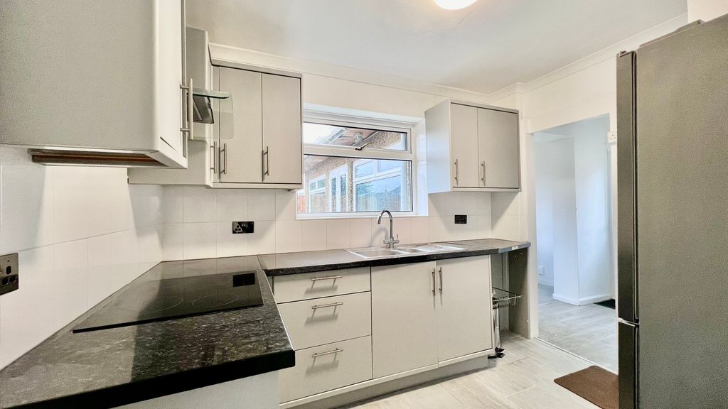 Property photo 3 of 11 Kitchen