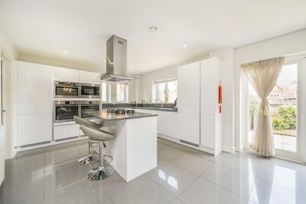 Property photo 3 of 10