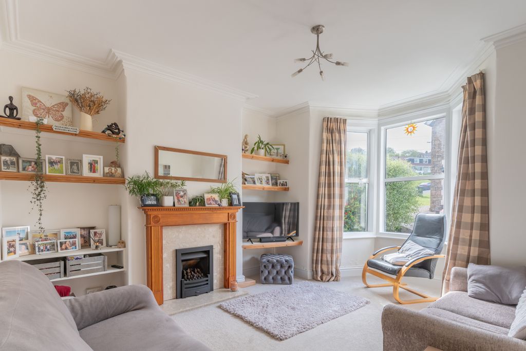 Property photo 2 of 18 6 Combe Avenue-12