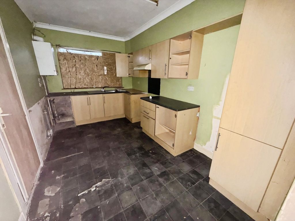 Property photo 3 of 9 Kitchen