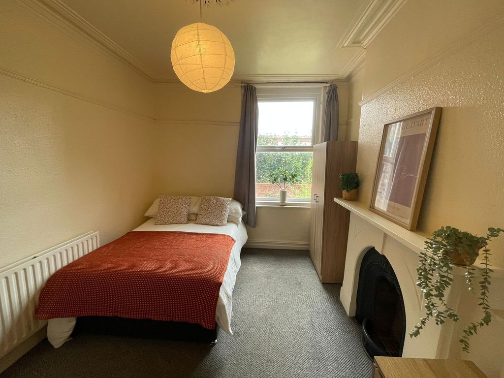 Property photo 3 of 17 A Cozy And Well-Maintained Bedroom Featuring A Dou...