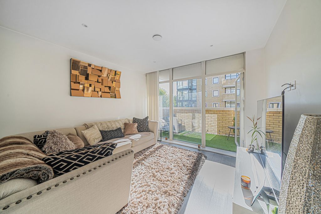 Property photo 1 of 13 1358941-15-68d40F...