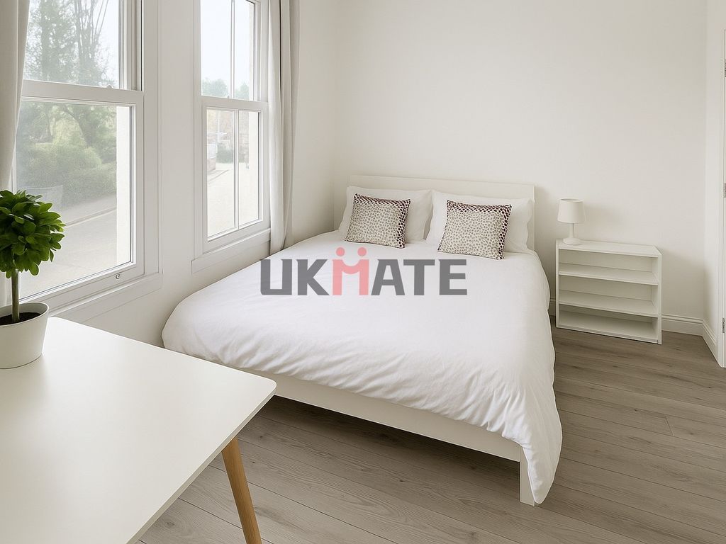 Property photo 2 of 7 Bright And Inviting Double Bedroom Featuring A Cle...