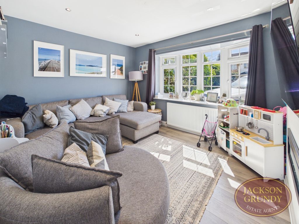 Property photo 2 of 14 Woodland Close