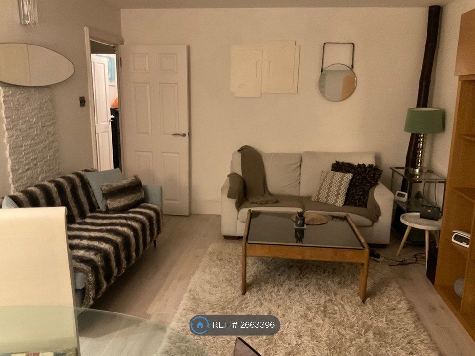 Property photo 2 of 31 Living Room