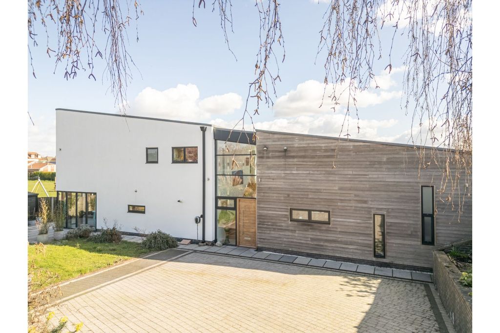 Property photo 1 of 28