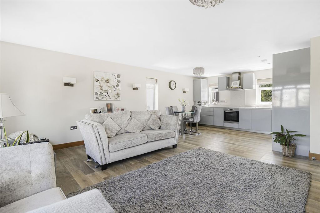 Property photo 2 of 11 Ui2Jh_7Xakkmmofbdtazew.Jpg